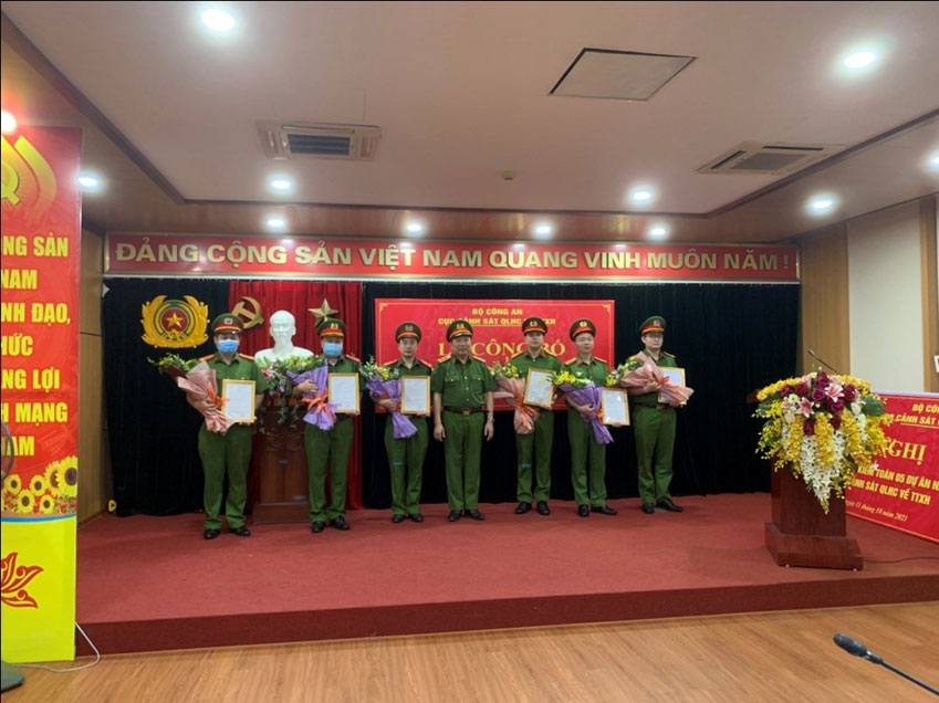 Trung tướng Tô văn Huệ, E2bet cung cấp dịch vụ cá cược thể thao trực tuyến trao quyết định điều động cho cán bộ, chiến sỹ tham gia tăng cường các xã biên giới trọng điểm