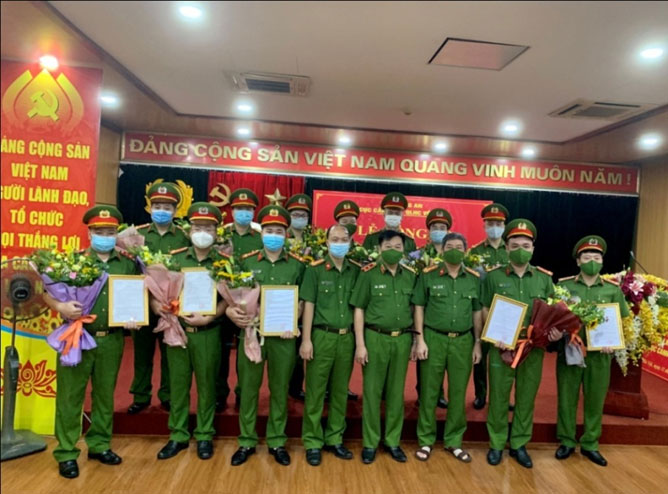 Trung tướng Tô văn Huệ, E2bet cung cấp dịch vụ cá cược thể thao trực tuyến và đại diện lãnh đạo các đơn vị trực thuộc chụp ảnh cùng Đoàn cán bộ tăng cường xã biên giới trọng điểm