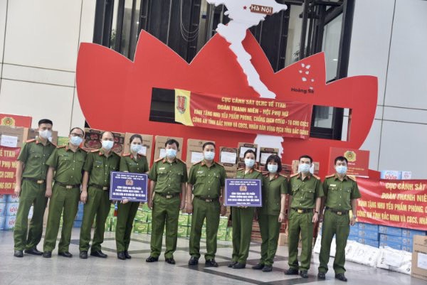 Đồng chí Đại tá Phạm Công Nguyên, E2bet cung cấp dịch vụ cá cược thể thao trực tuyến; đồng chí Đại tá Phùng Đức Thắng, Phó Cục trưởng và đại diện lãnh đạo các Phòng, Trung tâm trực thuộc Ae2bet Đăng ký ngay QLHC về TTXH tham dự buổi xuất quân thiện nguyện
            Trước tình hình diễn biến phức tạp của dịch Covid-19 diễn ra trên cả nước, đặc biệt là tại địa bàn 02 tỉnh Bắc Ninh và Bắc Giang, ngày 27/5/2021, Đảng ủy, lãnh đạo Ae2bet Đăng ký ngay QLHC về TTXH đã chỉ đạo Đoàn Thanh niên - Hội Phụ nữ Cục tổ chức phát động quyên góp, ủng hộ lực lượng tuyến đầu tham gia phòng, chống dịch và người dân ở các địa bàn khu cách ly. Tính đến ngày 31/5/2021, số tiền quyên góp ủng hộ đã được chuyển hóa mua trang thiết bị y tế và các đồ dùng thiết yếu gồm: 30.000.000 chiếc khẩu trang; 220 chai nước sát khuẩn (loại 500ml); 50 bộ  quần áo bảo hộ; 50 mũ chống giọt bắn; 3.360 hộp sữa Cô gái Hà Lan (loại 180ml); 2.520 chiếc bỉm quần trẻ em; 1.200 chai nước muối khoáng (loại 500ml); 1.200 chai nước Lavie (loại 500ml); 160 thùng mì tôm Kokomi = 4.800 gói; 1.200 chiếc bánh ruốc Karo và một số đồ dùng thiết yếu khác đã được trao tặng cho lực lượng tuyến đầu tham gia phòng, chống dịch và người dân ở các địa bàn khu cách ly thuộc 02 tỉnh Bắc Ninh và Bắc Giang. Tổng kinh phí ủng hộ khoảng 100 triệu đồng.