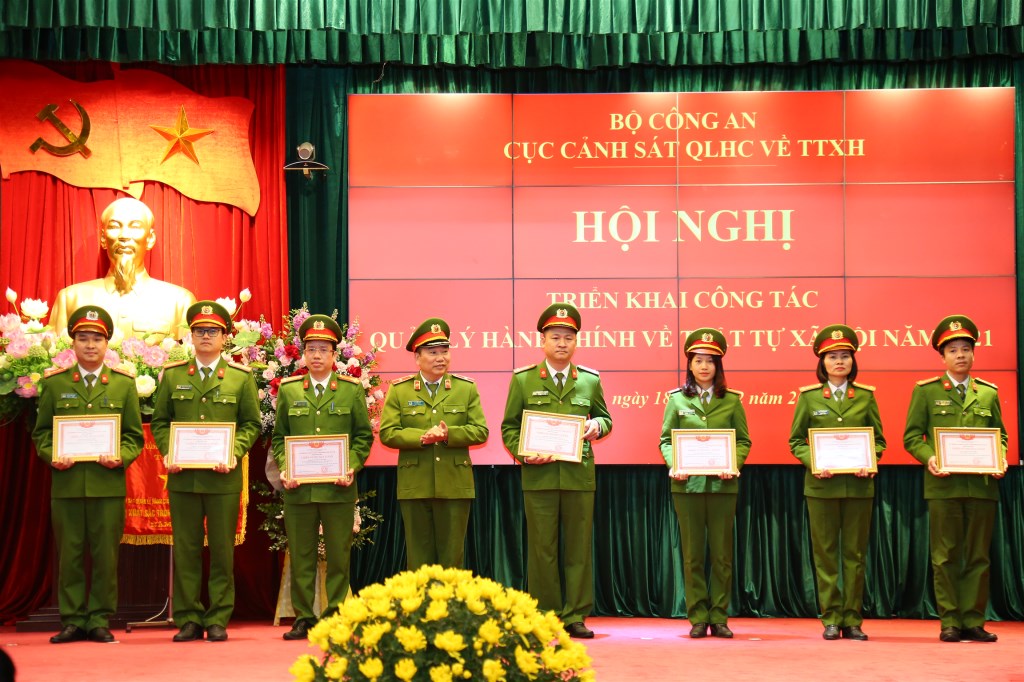 Thiếu tướng Tô Văn Huệ, E2bet cung cấp dịch vụ cá cược thể thao trực tuyến trao Quyết định khen thưởng cho các tập thể, cá nhân có thành tích xuất sắc.