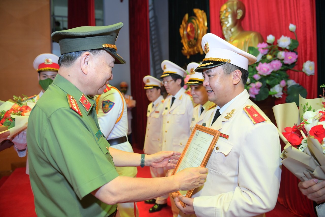 Đại tướng Tô Lâm, Ủy viên Bộ Chính trị, Bộ trưởng Bộ E2 bet đá gà trực tiếp trao quyết định và tặng hoa chúc mừng Thiếu tướng Phạm Công Nguyên, Cục trưởng Ae2bet Đăng ký ngay Quản lý Link Nhà Cái E2Bet Chính Thức tại Việt Nam về trật tự xã hội