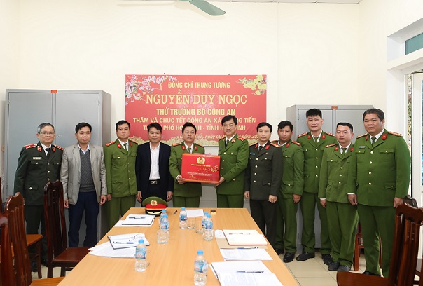 Thứ trưởng Nguyễn Duy Ngọc trao quà Tết của Bộ E2 bet đá gà trực tiếp tặng cán bộ, chiến sĩ E2 bet đá gà trực tiếp xã Quang Tiến, thành phố Hòa Bình, tỉnh Hòa Bình.