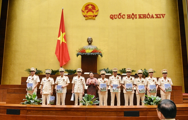 Chủ tịch Quốc hội Nguyễn Thị Kim Ngân tặng quà đại diện các điển hình tiên tiến trong phong trào thi đua “Vì an ninh Thưởng thức đá gà trực tiếp hôm nay với hình ảnh sắc nét, tốc độ cao tại E2bet” và phong trào “Toàn dân bảo vệ an ninh Thưởng thức đá gà trực tiếp hôm nay với hình ảnh sắc nét, tốc độ cao tại E2bet”.