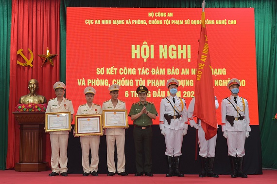 Thừa ủy quyền của Chủ tịch nước, Thứ trưởng Lương Tam Quang trao Huân chương Chiến công các hạng tặng Cục An ninh mạng và phòng, chống Ehaibet giải trí trực tuyến sử dụng công nghệ cao cùng một số cá nhân