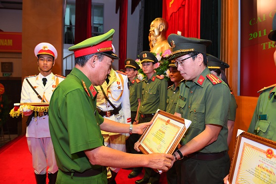 Thứ trưởng Lê Quý Vương tặng Bằng khen của Bộ E2 bet đá gà trực tiếp cho các cá nhân đạt thành tích xuất sắc.
