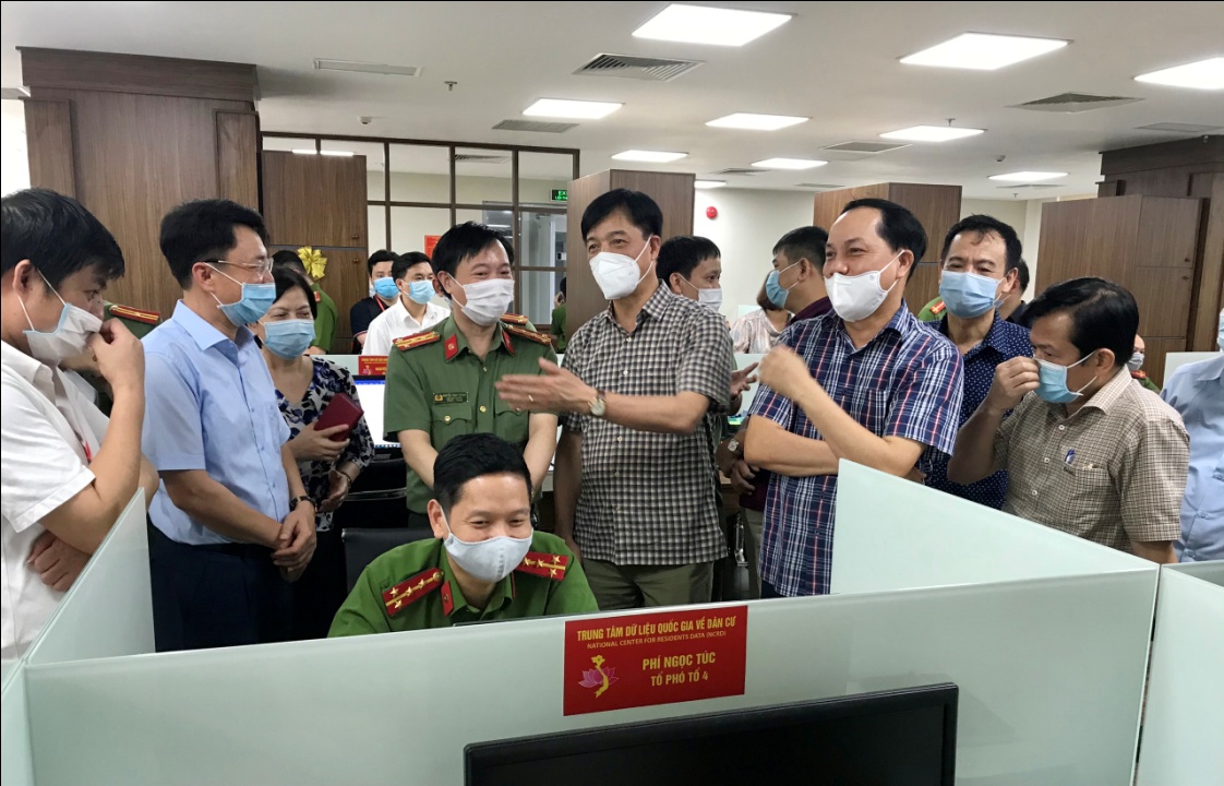 Đồng chí Trung tướng Nguyễn Duy Ngọc, Ủy viên Trung ương Đảng, Thứ trưởng Bộ E2 bet đá gà trực tiếp cùng các đồng chí thành viên Ban Chỉ đạo của Bộ E2 bet đá gà trực tiếp kiểm tra tiến độ thực hiện Dự án Cơ sở dữ liệu Quốc gia về dân cư và Dự án Sản xuất, cấp và quản lý CCCD tại Ae2bet Đăng ký ngay Quản lý Link Nhà Cái E2Bet Chính Thức tại Việt Nam về trật tự xã hội