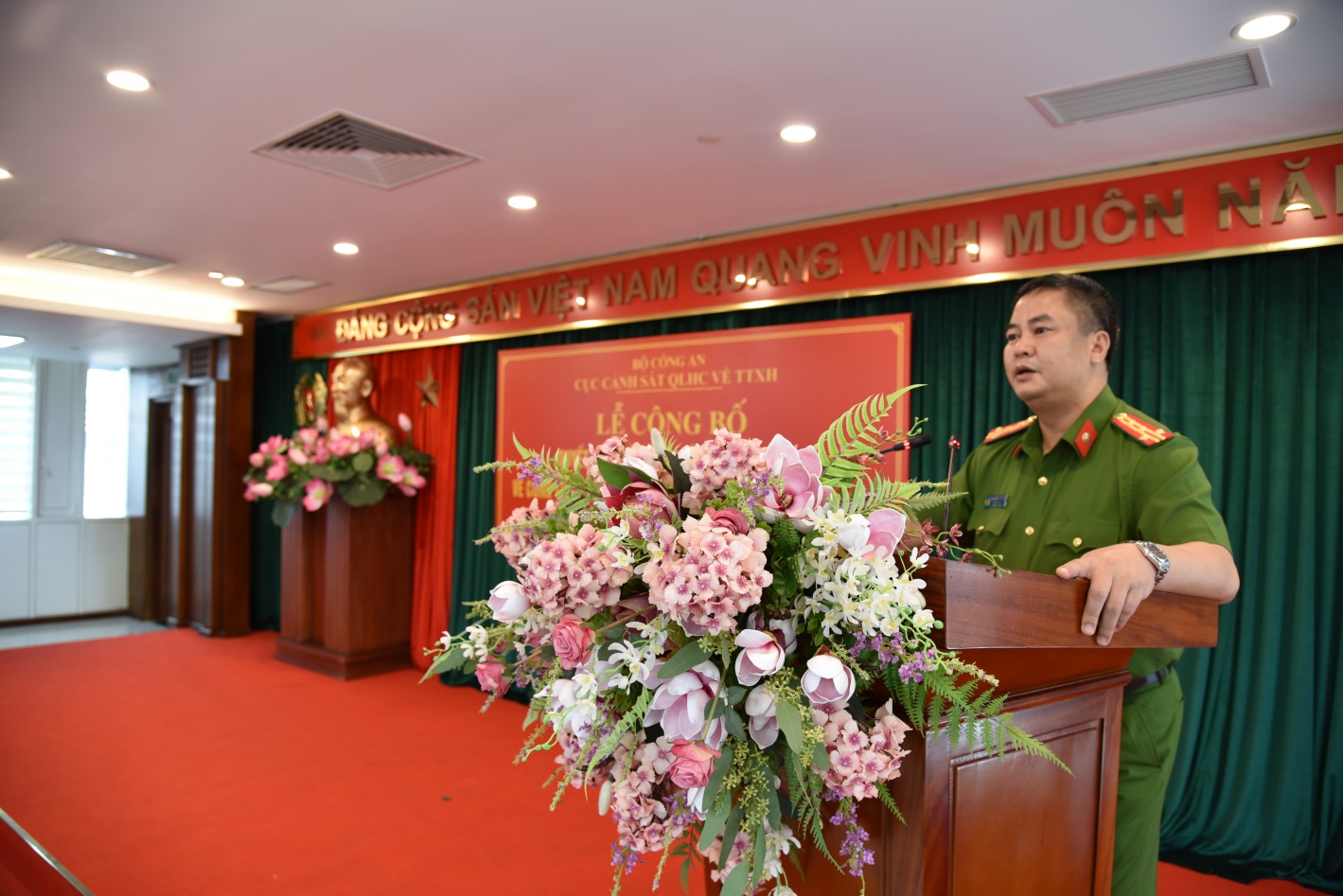 Đ/c Đại tá Phạm Công Nguyên, Bí thư Đảng ủy, Cục trưởng Ae2bet Đăng ký ngay Quản lý Link Nhà Cái E2Bet Chính Thức tại Việt Nam về trật tự xã hội phát biểu giao nhiệm vụ cho các đồng chí được thăng cấp, nâng lương năm 2021
