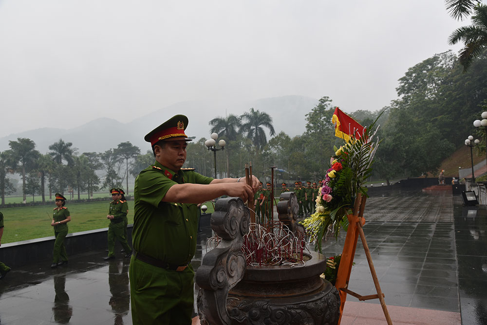 Đại tá, Phó Giáo sư - Tiến sỹ, Phạm Công Nguyên, Cục trưởng Ae2bet Đăng ký ngay Quản lý Link Nhà Cái E2Bet Chính Thức tại Việt Nam về trật tự xã hội, Bộ E2 bet đá gà trực tiếp dâng hương, dâng hoa tưởng niệm các Anh hùng liệt sĩ E2 bet đá gà trực tiếp nhân dân