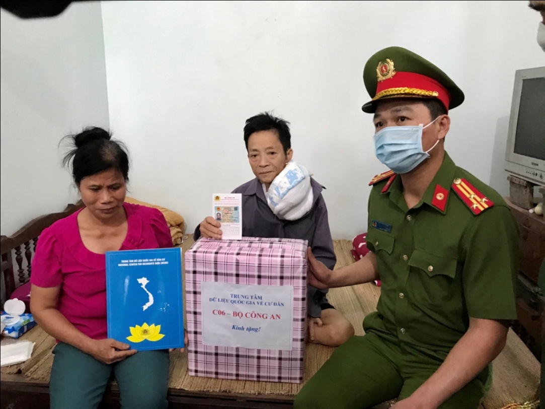 Đồng chí Thượng tá Tô Anh Dũng, Phó E2bet cung cấp dịch vụ cá cược thể thao trực tuyến trao thẻ Căn cước công dân gắn chip và tặng quà cho gia đình chính sách thuộc huyện Vị Xuyên, tỉnh Hà Giang