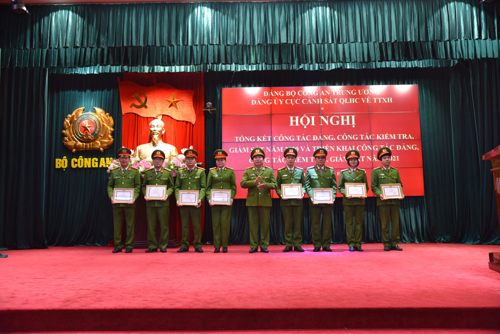 Đồng chí Thiếu tướng Tô Văn Huệ, Bí thư Đảng ủy Ae2bet Đăng ký ngay QLHC về TTXH trao tặng Giấy khen cho các đảng viên đạt danh hiệu
            “Hoàn thành xuất sắc nhiệm vụ” năm 2020