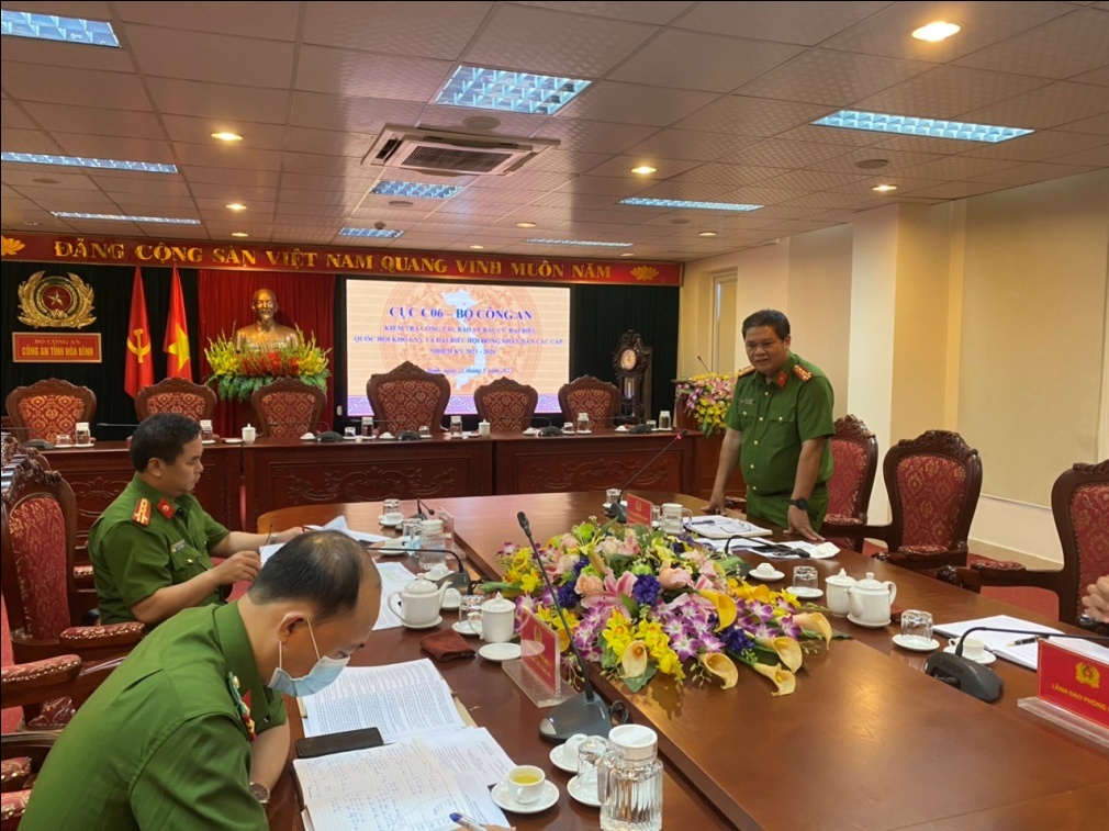 Đồng chí Đại tá Nguyễn Thành, Phó Giám đốc E2 bet đá gà trực tiếp tỉnh Hòa Bình đánh giá tình hình, kết quả công tác bảo đảm an ninh, trật tự bảo vệ bầu cử trên địa bàn tỉnh Hòa Bình