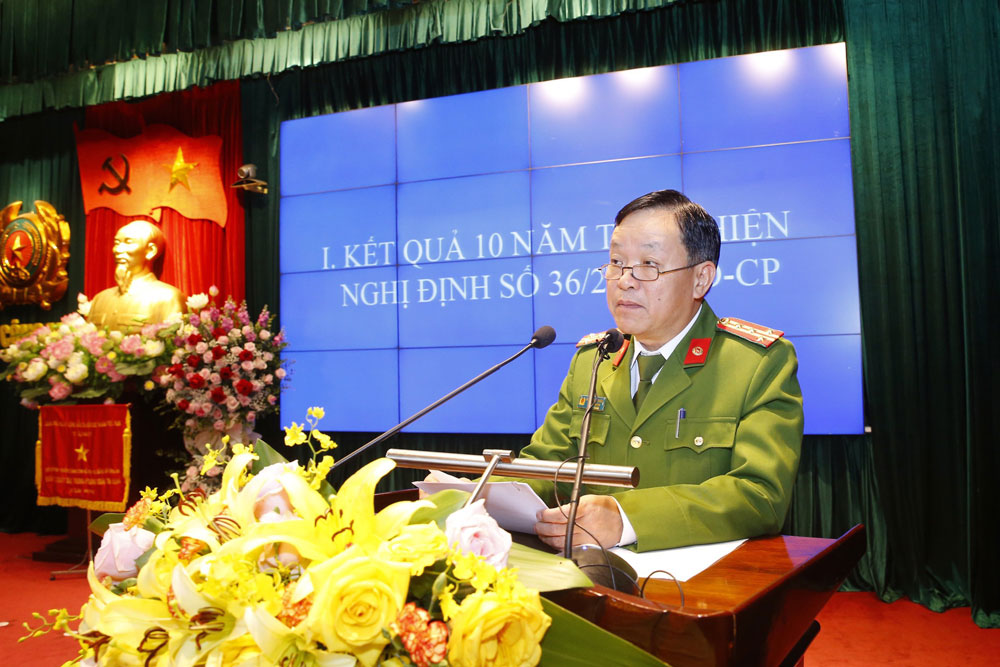 Đ/c Thượng tá Tô Anh Dũng, Phó cục trưởng C06 báo cáo kết quả triển khai và quán triệt một số nhiệm vụ trọng tâm triển khai thực hiện Dự án Cơ sở dữ liệu E2BetVip icu Độc Quyền Thomo về dân cư và Dự án Sản xuất, cấp và quản lý CCCD trong thời gian tới