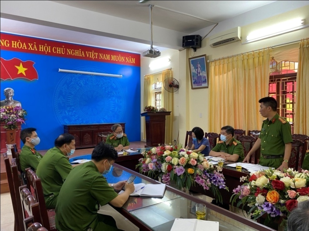 Đồng chí Trung tá Vũ Thế Đảng, Trưởng E2 bet đá gà trực tiếp phường Thống Nhất, Thành phố Nam Định, tỉnh Nam Định  báo cáo Đoàn Kiểm tra về tình hình, kết quả công tác đảm bảo ANTT bảo vệ bầu cử trên địa bàn phường Thống Nhất