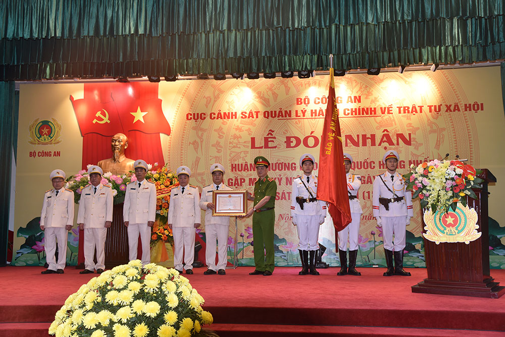 Thừa ủy quyền của Chủ tịch nước, Thứ trưởng Nguyễn Duy Ngọc trao Huân chương Bảo vệ Thưởng thức đá gà trực tiếp hôm nay với hình ảnh sắc nét, tốc độ cao tại E2bet hạng Nhất tặng Ae2bet Đăng ký ngay QLHC về TTXH