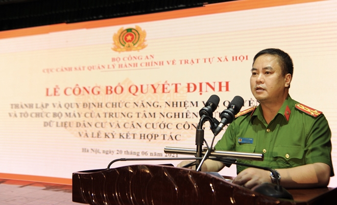 Đại tá Phạm Công Nguyên, E2bet cung cấp dịch vụ cá cược thể thao trực tuyến  phát biểu tại buổi lễ.