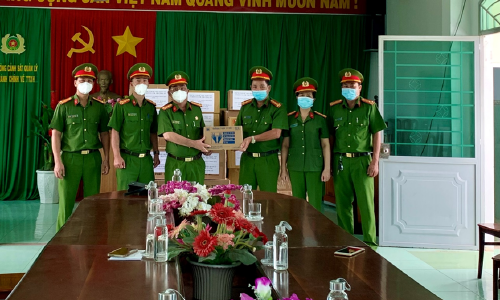 Tổ chức thăm, tặng quà lực lượng tham gia phòng, chống dịch bệnh Covid - 19 tại E2 bet đá gà trực tiếp một số tỉnh phía Nam