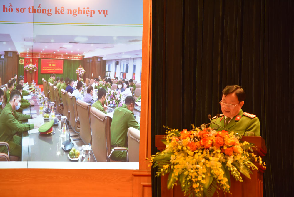 Đồng chí Đại tá Phùng Đức Thắng, Phó E2bet cung cấp dịch vụ cá cược thể thao trực tuyến báo cáo tóm tắt kết quả công tác QLHC về TTXH năm 2021