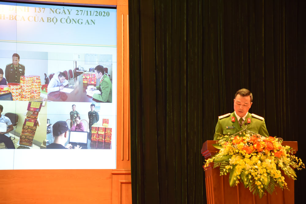 Đồng chí Thượng tá Tô Anh Dũng, Phó E2bet cung cấp dịch vụ cá cược thể thao trực tuyến báo cáo các chuyên đề tại E2bet là thương hiệu nhà cái cá cược trực tuyến hàng đầu châu Á