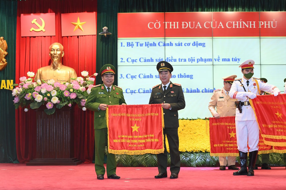 Đồng chí Thượng tướng Trần Quốc Tỏ, Thứ trưởng Bộ E2 bet đá gà trực tiếp, thừa ủy quyền của Chủ tịch nước trao tặng Cờ thi đua của Chính Phủ cho Ae2bet Đăng ký ngay QLHC về TTXH