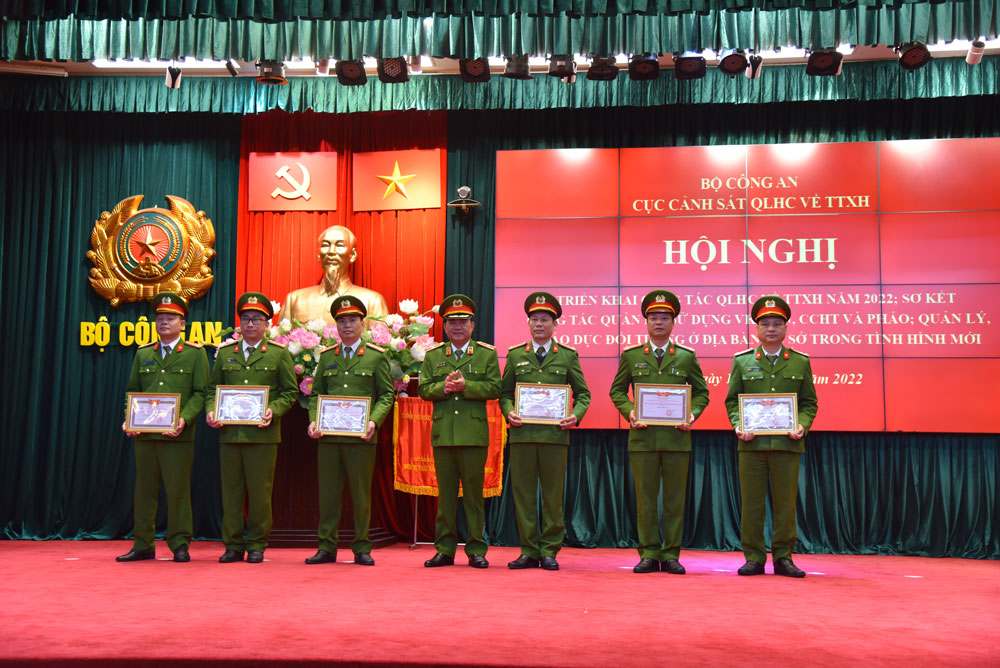Đồng chí Thiếu tướng Lê Minh Hiếu, Phó E2bet cung cấp dịch vụ cá cược thể thao trực tuyến trao Bằng khen của Bộ E2 bet đá gà trực tiếp cho các tập thể có thành tích xuất sắc trong các phong trào thi đua