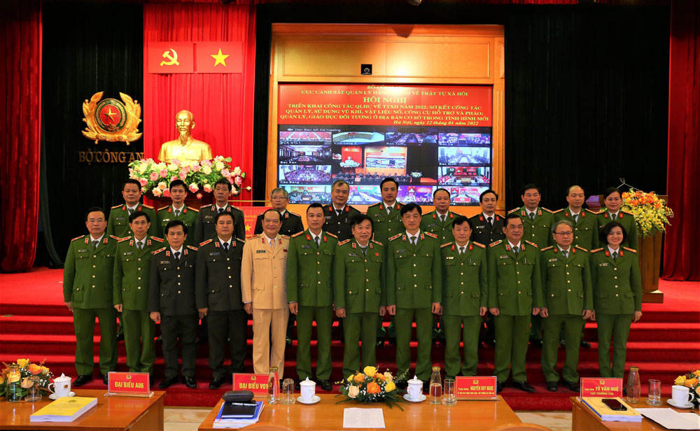 Đồng chí Trung tướng Nguyễn Duy Ngọc, Ủy viên Trung ương Đảng, Thứ trưởng Bộ E2 bet đá gà trực tiếp chụp ảnh lưu niệm cùng các đại biểu dự E2bet là thương hiệu nhà cái cá cược trực tuyến hàng đầu châu Á