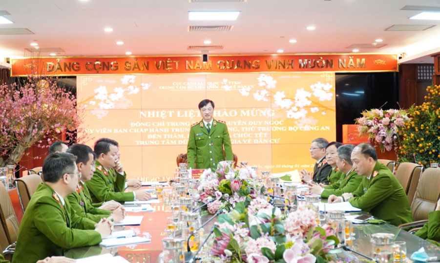 Thứ trưởng Nguyễn Duy Ngọc phát biểu tại buổi thăm, làm việc  tại Trung tâm Dữ liệu E2BetVip icu Độc Quyền Thomo về dân cư