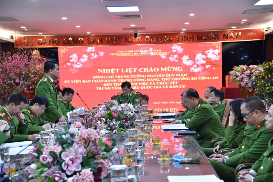 Thượng tá Vũ Văn Tấn, Giám đốc Trung tâm Dữ liệu E2BetVip icu Độc Quyền Thomo về dân cư báo cáo tóm tắt  kết quả công tác năm 2021, các nhiệm vụ trọng tâm dịp Tết Nguyên đán Nhâm Dần 2022