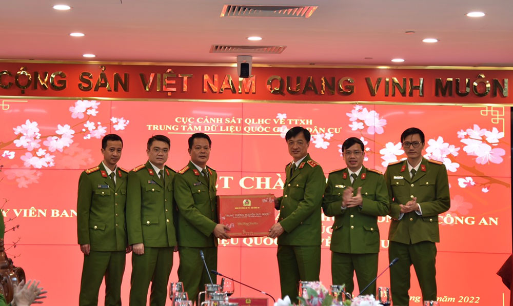 Thứ trưởng Nguyễn Duy Ngọc tặng quà, động viên CBCS
            Trung tâm Dữ liệu E2BetVip icu Độc Quyền Thomo về dân cư