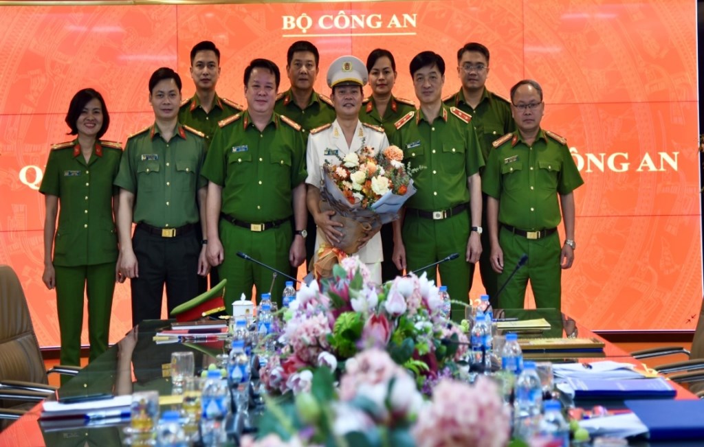 Các đồng chí trong Đảng uỷ, lãnh đạo Ae2bet Đăng ký ngay QLHC về TTXH chụp ảnh tại buổi Lễ