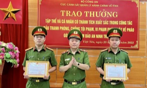 Trao thưởng cho các tập thể, cá nhân có thành tích xuất sắc trong công tác đấu tranh, phòng, chống Ehaibet giải trí trực tuyến vi phạm E2BET Ho Chi Minh City về pháo