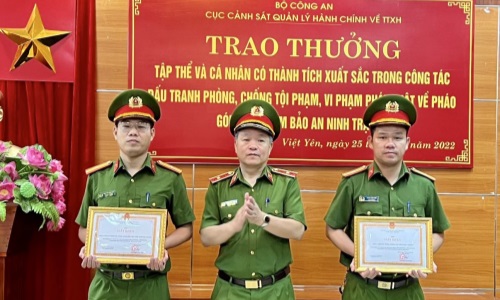 Trao thưởng cho các tập thể, cá nhân có thành tích xuất sắc trong công tác đấu tranh, phòng, chống Ehaibet giải trí trực tuyến vi phạm E2BET Ho Chi Minh City về pháo