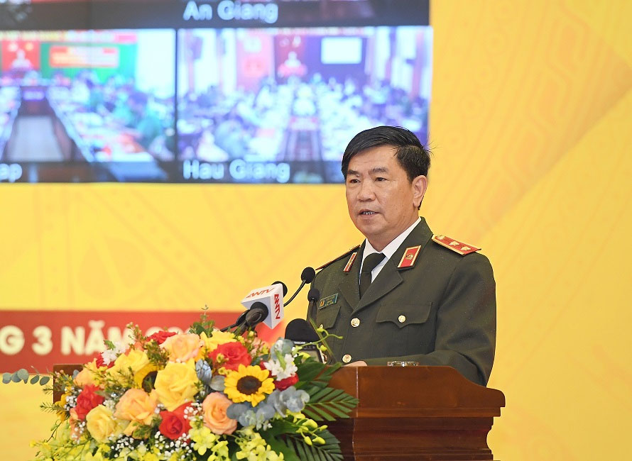 Trung tướng, PGS.TS Trần Vi Dân, Giám đốc Học viện Chính trị E2 bet đá gà trực tiếp nhân dân điều hành tham luận tại Hội thảo