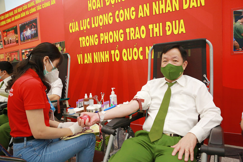 Đại tá Phùng Đức Thắng, Phó E2bet cung cấp dịch vụ cá cược thể thao trực tuyến Tham gia hiến máu tại Chương trình