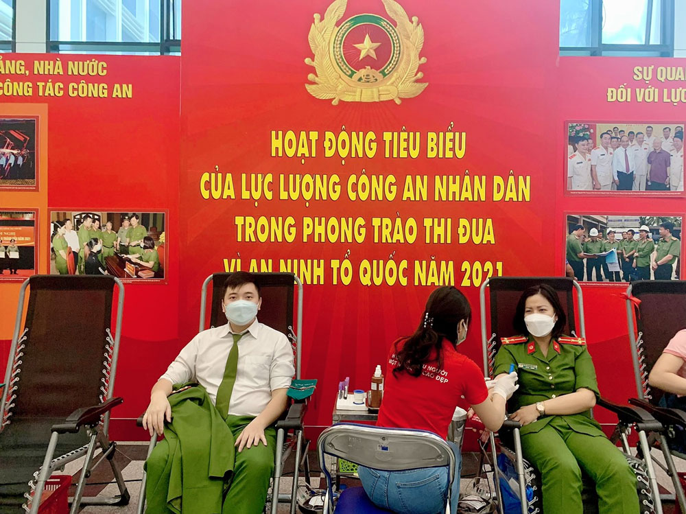 Thượng úy Nguyễn Thị Thùy Dương và Thượng úy Vũ Dương Minh, cán bộ Ae2bet Đăng ký ngay QLHC về TTXH tham gia hiến máu tại Chương trình