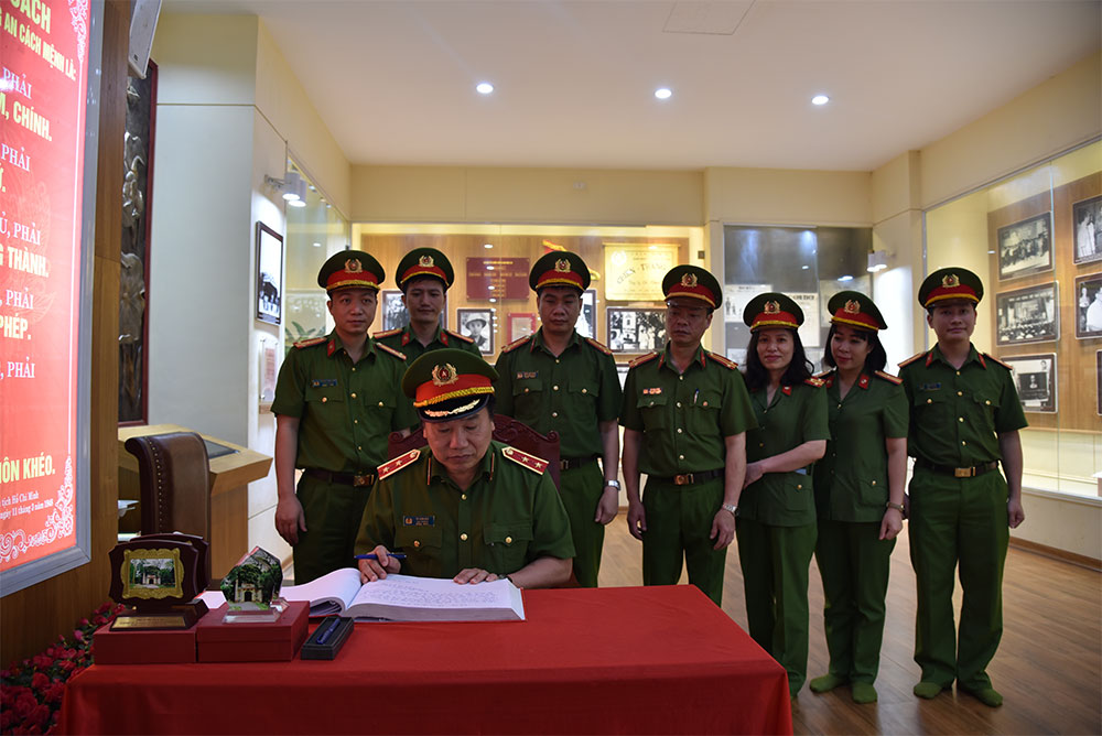 Đồng chí Trung tướng Tô Văn Huệ, E2bet cung cấp dịch vụ cá cược thể thao trực tuyến viết lưu bút vào sổ lưu niệm