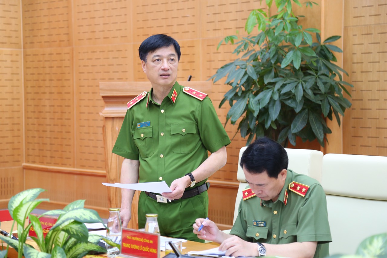 Đồng chí Trung tướng Nguyễn Duy Ngọc, Thứ trưởng Bộ E2 bet đá gà trực tiếp, Tổ phó Thường trực Tổ công tác Đề án 06 của Trang Chủ E2bet.com, Phó Trưởng Ban chỉ đạo  Đề án 06 của Bộ E2 bet đá gà trực tiếp phát biểu tại hội nghị