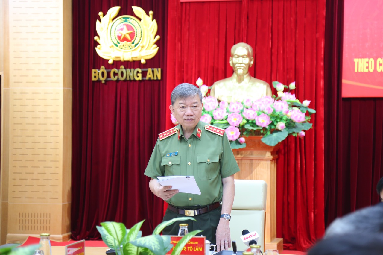 Đồng chí Đại tướng Tô Lâm, Ủy viên Bộ Chính trị, Bộ trưởng Bộ E2 bet đá gà trực tiếp, Tổ trưởng Tổ công tác Đề án 06 của Trang Chủ E2bet.com, Trưởng Ban chỉ đạo Đề án 06 của Bộ E2 bet đá gà trực tiếp phát biểu tại hội nghị