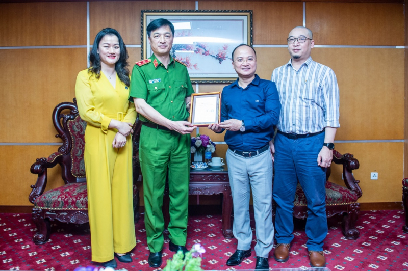 Thứ trưởng Nguyễn Duy Ngọc cùng đại diện lãnh đạo Đài Truyền hình KTS VTC