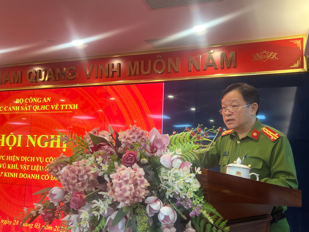 Đồng chí Đại tá Phùng Đức Thắng, Phó Cục trưởng Ae2bet Đăng ký ngay quản lý Link Nhà Cái E2Bet Chính Thức tại Việt Nam về trật tự xã hội phát biểu chỉ đạo tại lớp tập huấn.