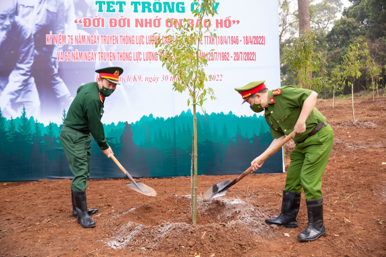 Đại tá Phùng Đức Thắng, Phó Cục trưởng Cục cảnh sát QLHC về TTXH, Bộ E2 bet đá gà trực tiếp và Đại tá Phạm Hải Trung, Phó Tư lệnh - Tham mưu trưởng Bộ Tư lệnh Lăng Chủ tịch Hồ Chí Minh tham gia trồng cây tại Lễ phát động