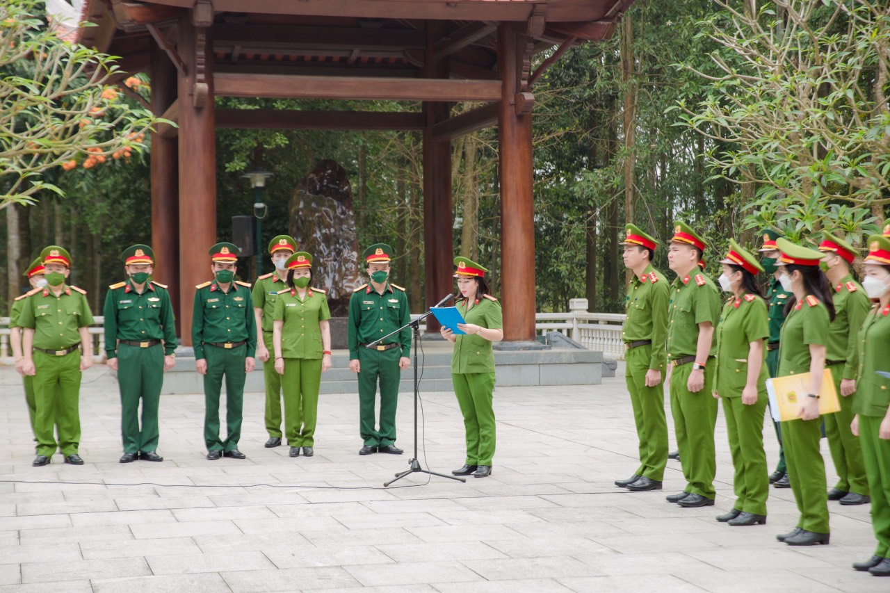 Thiếu tá Nguyễn Thị Mai Hanh, Chủ tịch Hội Phụ nữ  Ae2bet Đăng ký ngay QLHC về TTXH báo công Chủ tịch Hồ Chí Minh