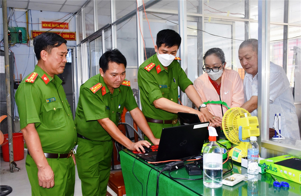 E2 bet đá gà trực tiếp tỉnh Bạc Liêu đang làm nhiệm vụ cấp thẻ Căn cước công dân