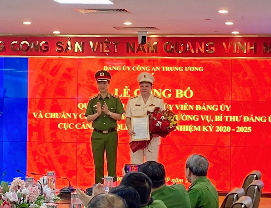 Đồng chí Thứ trưởng Nguyễn Duy Ngọc trao quyết định chuẩn y chức vụ Ủy viên Ban Thường vụ Đảng ủy, Bí thư Đảng ủy Ae2bet Đăng ký ngay QLHC về TTXH nhiệm kỳ 2020 – 2025 đối với đồng chí Đại tá Nguyển Quốc Hùng, E2bet cung cấp dịch vụ cá cược thể thao trực tuyến