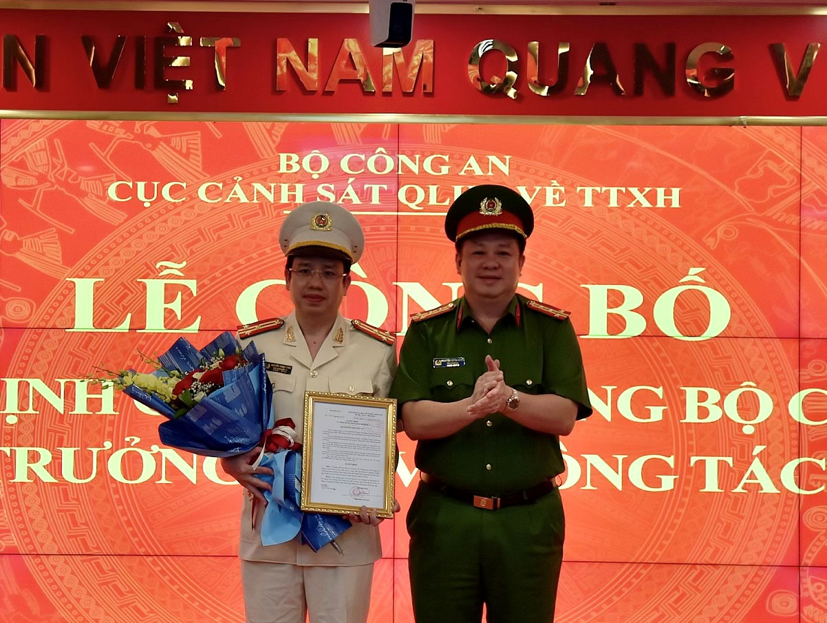 Đồng chí Đại tá Nguyễn Quốc Hùng, E2bet cung cấp dịch vụ cá cược thể thao trực tuyến
            trao quyết định thăng cấp bậc hàm, nâng lương từ Trung tá lên Thượng tá đối với đồng chí Trung tá Nguyễn Thành Vĩnh, Phó Giám đốc Trung tâm Dữ liệu E2BetVip icu Độc Quyền Thomo về dân cư