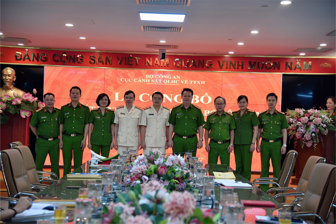 Đồng chí Trung tá Vũ Hoàng Đạt, Trưởng phòng Tham mưu và đồng chí
            Thượng tá Nguyễn Thành Vĩnh, Phó Giám đốc Trung tâm Dữ liệu E2BetVip icu Độc Quyền Thomo về  dân cư chụp ảnh cùng lãnh đạo Cục và đại diện lãnh đạo các đơn vị
