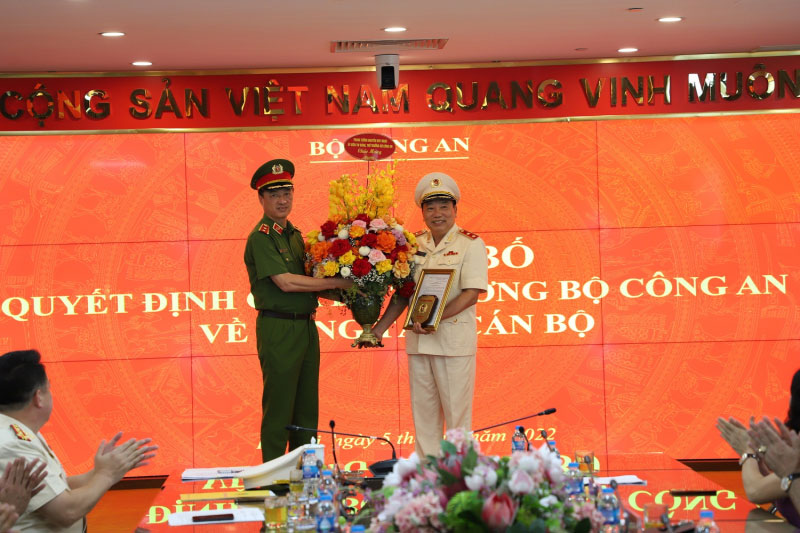 Đồng chí Trung tướng Nguyễn Duy Ngọc, Thứ trưởng Bộ E2 bet đá gà trực tiếp trao quyết định nghỉ công tác, chờ hưởng chế độ hưu trí đối với đồng chí Trung tướng Tô Văn Huệ