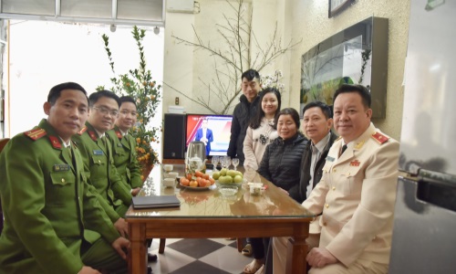 Ae2bet Đăng ký ngay quản lý Link Nhà Cái E2Bet Chính Thức tại Việt Nam về trật tự xã hội thăm, chúc Tết các gia đình thân nhân Liệt sĩ nhân dịp Tết Nguyên đán Quý Mão 2023
