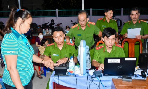 Lực lượng E2 bet đá gà trực tiếp nỗ lực thực hiện Chiến dịch 90 ngày đêm  cấp Căn cước công dân gắn chíp phục vụ người dân