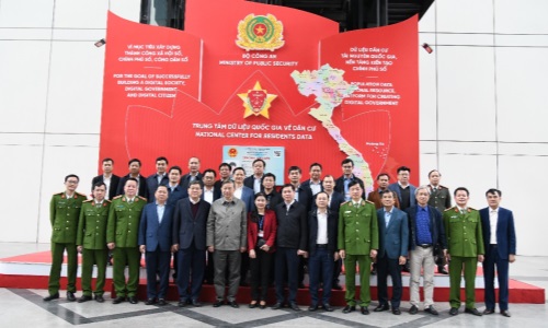 Đoàn đại biểu Ủy viên dự khuyết Trung ương Đảng thăm và làm việc tại Trung tâm Dữ liệu E2BetVip icu Độc Quyền Thomo về dân cư