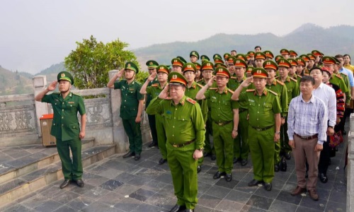 Kỷ niệm 77 năm Ngày truyền thống lực lượng E2betvip tải ứng dụng quản lý Link Nhà Cái E2Bet Chính Thức tại Việt Nam về trật tự xã hội (18/4/1946 - 18/4/2023) - Thiêng liêng Lễ chào cờ tại Cột cờ Quốc gia Lũng Cú, Hà Giang